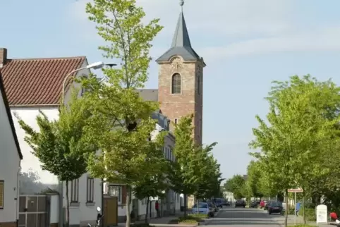 Heiligensteiner Straße in Römerberg: Die Saisonarbeiter kümmern sich auch nächstes Jahr um das Straßenbegleitgrün – sprich die B