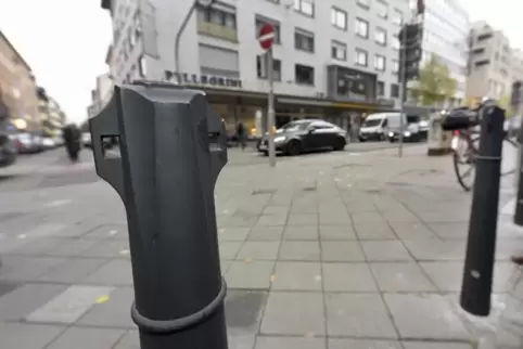 Solche Poller sollen in der Mannheimer Innenstadt Probleme mit uneinsichtigen Autofahrern lösen.