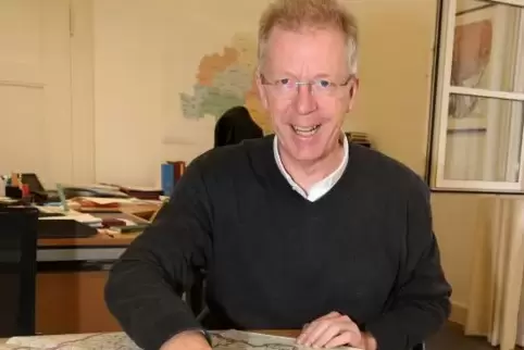 An der Wanderkarte: Domkapitular Franz Vogelgesang.