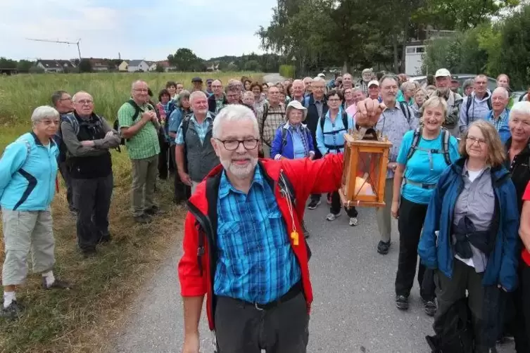 Auf Pilgertour: Die Annaberg-Pilger vor den Toren Speyers.