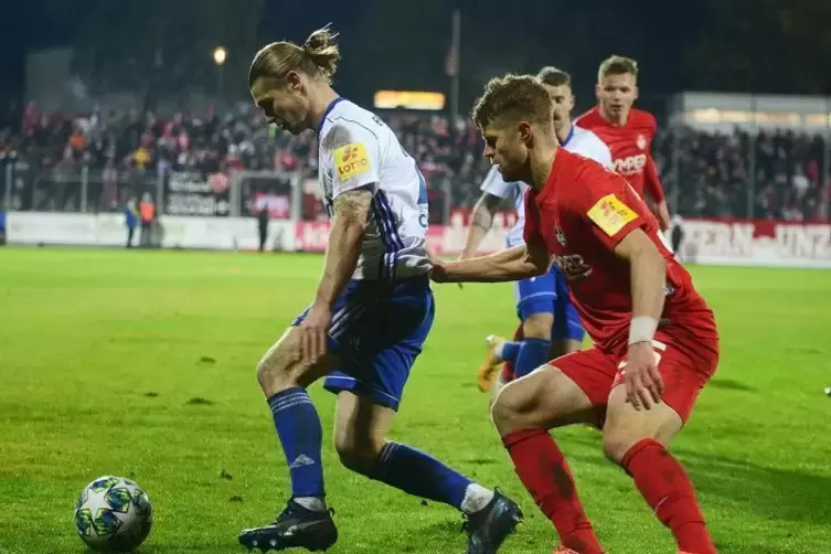 Über das Elfmeterschießen hat der FCK (rechts André Hainault) im Viertelfinale vorigen Mittwoch beim FK Pirmasens (links Dennis 