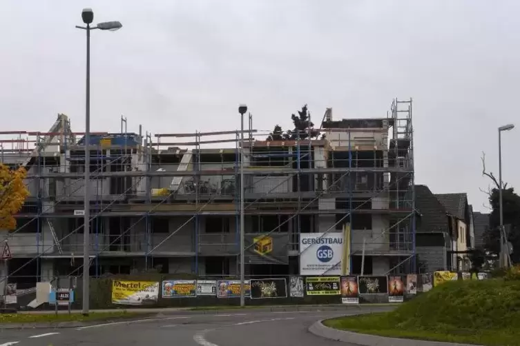 Zügig schreitet der Bau des 24-Parteien-Hauses zwischen Südring und Frankenthaler Straße voran.