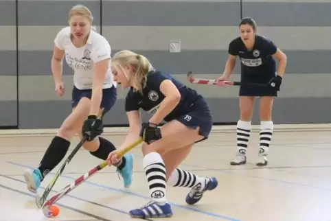 Sophie Heger (vorn) , in der vergangenen Runde noch im Speyerer Trikot, spielt jetzt in Karlsruhe.