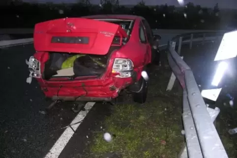 Der Verursacher des Unfalls am Montagmorgen in Mackenbach schraubte einfach die Autokennzeichen ab und flüchtete. 