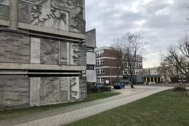 Beton-Relief von Karl-Heinz-Deutsch.