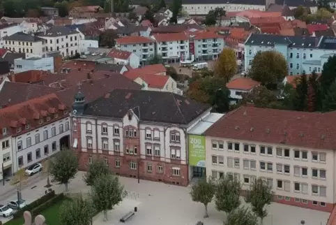Arbeitgeber der drei Jubilare ist die Kreisverwaltung, die ihren Sitz in Germersheim hat. Aber nicht alle Drei arbeiten hier.