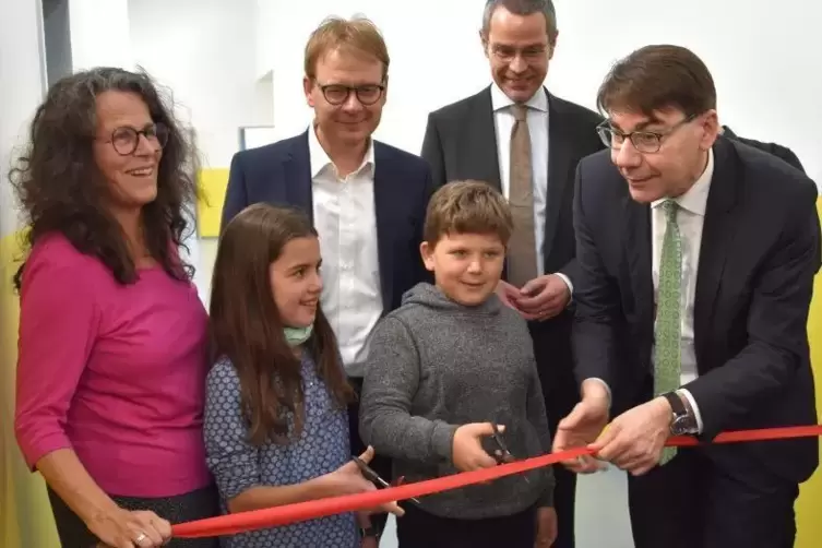 Der große Moment (von links): Schulleiterin Andrea Moser, Abgeordneter Thomas Gebhart, Bürgermeister Maximilian Ingenthron, Ober