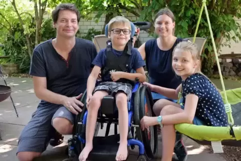 Die Familie Mentzel: Sohn Jakob hat eine sehr seltenen Nervenkrankheit. Sein Vater Tobias (links) engagiert sich bei einer Verei