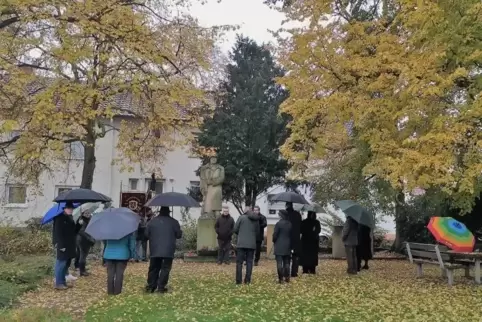 Bei der stillen Kranzniederlegung am Sonntag in Heiligenstein: Vereinsvertreter versammeln sich vor dem Kriegerdenkmal. Bis verg