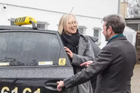 Schadstoffarme Taxis sind in Karlsruhe nun am Aufkleber auf der Scheibe der hinteren Tür zu erkennen.
