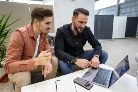Werkstudent Pascal Schaeffer und Gründer Jens Michelbach bei der Arbeit: Sie müssen die Facebook- und Instagram-Seiten ihrer Kun