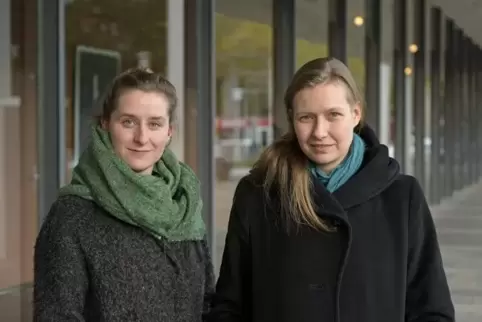 Blicken mit ihren ersten großen Inszenierungen auf eine Bundesrepublik, die sie selbst nicht erlebt haben: die Regisseurinnen Le