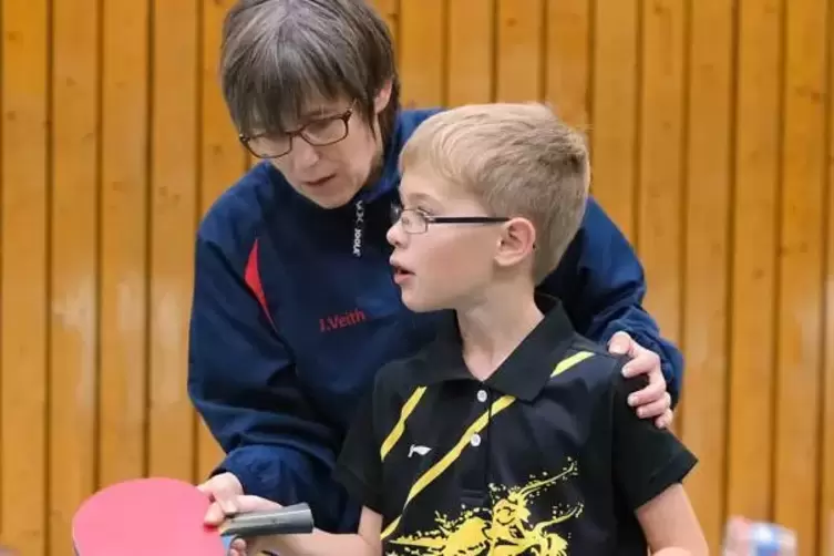 Wichtig ist die richtige Schlägerhaltung: Jasmin Veith engagiert sich beim SV Mörsbach (hier mit ihrem Sohn Linus Jung) im Nachw
