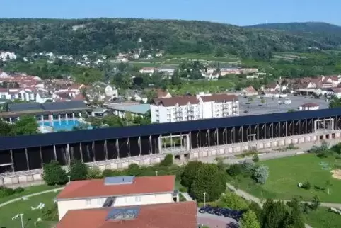 Seit fast zehn Jahren steht der neue Gradierbau: Die Photovoltaikanlage auf dem Dach könnte den kompletten Energieverbrauch des 