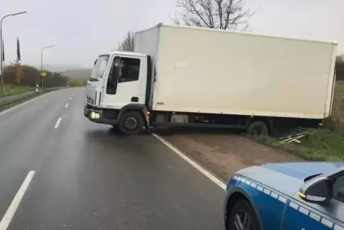  Nach einem missglückten Wendevorgang gelang es dem 43-jährigen Lkw-Fahrer nicht mehr, sein Gefährt aus dem aufgeweichten Boden 