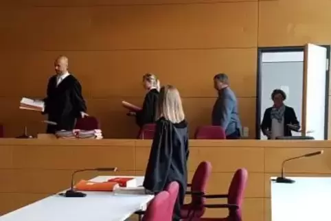 Im Prozess um Führerscheinbetrug am Landgericht Kaiserslautern sollen am Donnerstag die Urteile fallen.