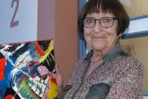 Hannelore Herwegen und eines ihrer bunten, abstrakten Bilder.