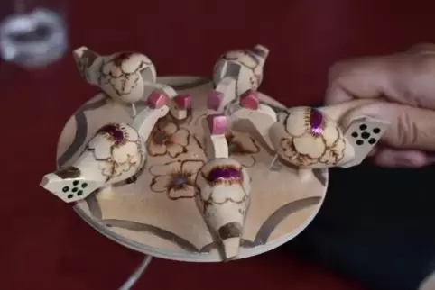 Ein solches russisches Kinderspielzeug – „Die pickenden Hühner“ genannt – hatten Zwangsarbeiter Georg Butsch geschenkt.