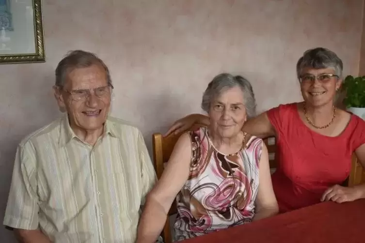 Magda Magin (Mitte) ist die Tochter von Georg Butsch, hier mit ihrem Mann Alfons und ihrer Tochter Verena H&uuml;ther.