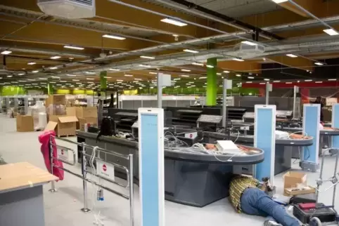 Eifrig geschafft wird am neuen Wasgau-Markt, der in knapp drei Wochen öffnen wird.