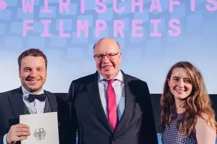Bei der Preisverleihung in Berlin: Oliver Hoffmann (links) und Isabella Freilinger mit dem Wirtschaftsminister.