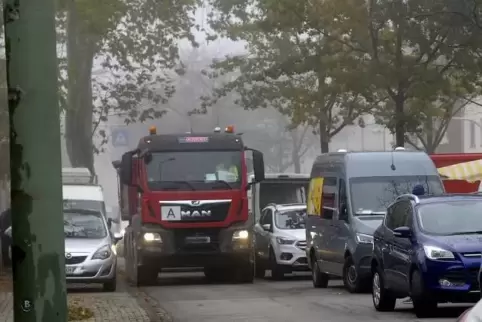 Kaum ein Durchkommen: Parksituation in der Sternstraße am Mittwoch morgen auf dem Friesenheimer Markt.