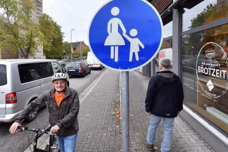 Absteigen und Schieben heißt es für Radfahrer, die in der Nähe der Bäckerei in der Martin-Luther-Straße in Neustadt unterwegs si