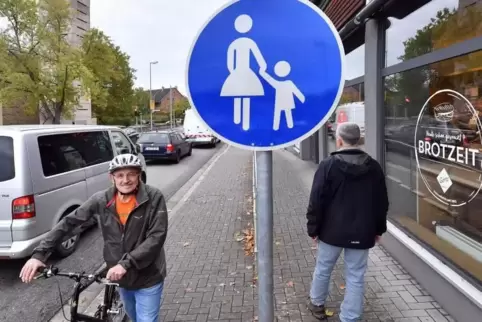 Absteigen und Schieben heißt es für Radfahrer, die in der Nähe der Bäckerei in der Martin-Luther-Straße in Neustadt unterwegs si
