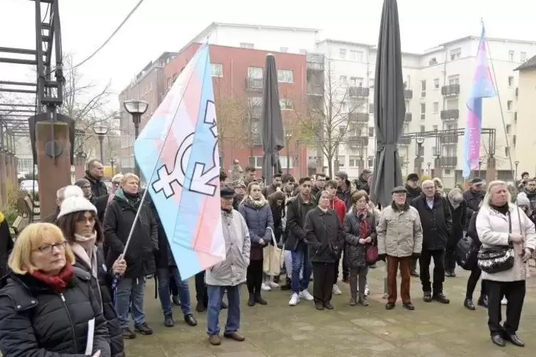 Sozialdezernentin Beate Steeg (links) forderte zu Solidarität mit Transgender-Menschen auf.