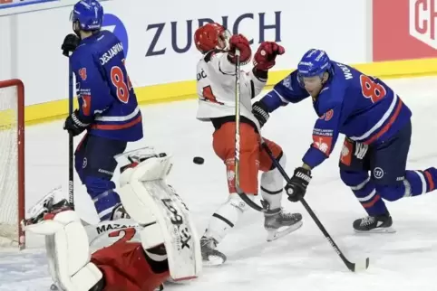 Adler David Wolf (blau) scheitert an Mountfield-Torwart Marek Mazanec.