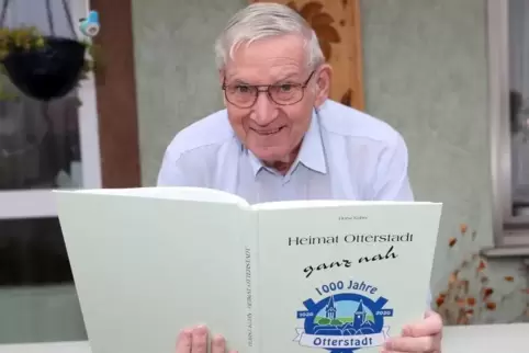 Mit der neuen Ortchronik über Otterstadt: Horst Kuhn.