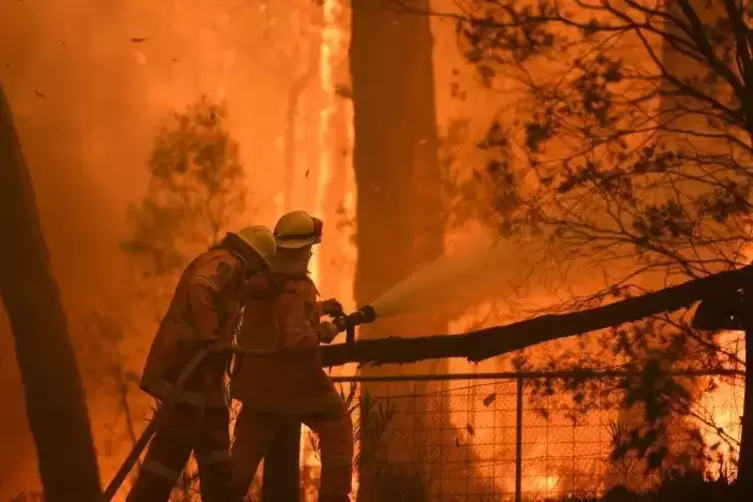 Ob die derzeit in Australien wütenden Waldbrände vor allem auf den Klimawandel zurückgehen, kann nicht eindeutig geklärt werden.