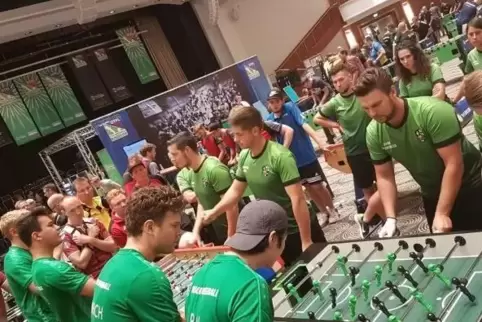 Mit voller Konzentration an den Tischen: Die Spieler des 1. KCK (hellgrüne Trikots) bei einer der zurückliegenden Bundesligabege