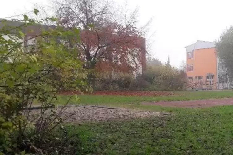 &Ouml;stlich der Schulturnhalle der Dekan-Ernst-Schule soll eine provisorische Kita errichtet werden.