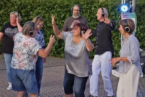 Blinkende Kopfhörer bei der „Silent Disco“ in Ellerstadt.