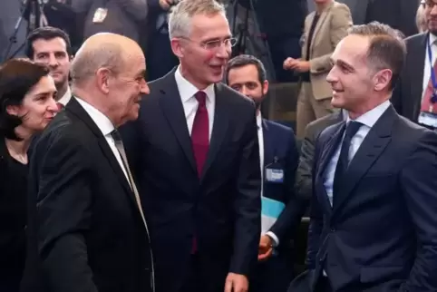 Ob es hier auch um den „Hirntod“-Vergleich ging? NATO-Generalsekretär Jens Stoltenberg (Mitte) spricht in Brüssel mit dem franzö