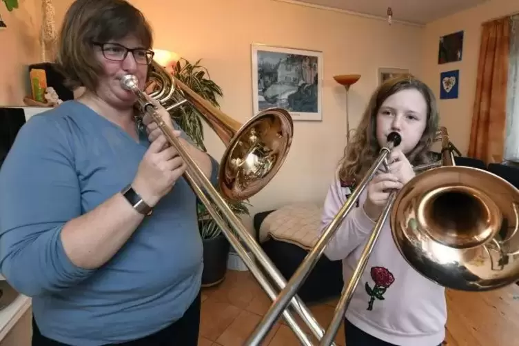 Mama Cynthia und Tochter Luise Schönberger entdeckten das Instrument des Vaters: die Posaune. Nur die Stimmlage ist unterschiedl