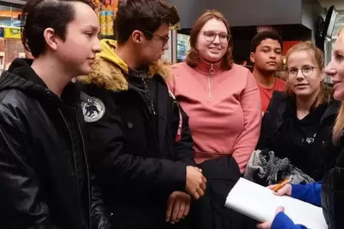 Die Oberstufenschüler der BBS sahen im Roxy-Kino den deutschen Science-Fiction-Streifen „Hi Ai“ – und fühlten sich zum Nachdenke