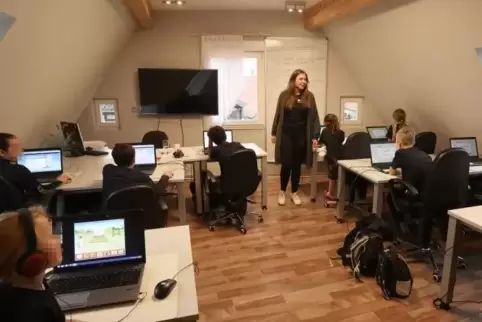 Mit Lernspielen lernen die Grundschüler den Umgang mit der digitalen Welt. Im Bild unterrichtet Daria Hargarter.