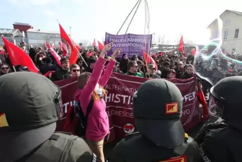 Aus den Reihen der Gegendemonstranten wurden Ende März 2018 Böller geworfen.