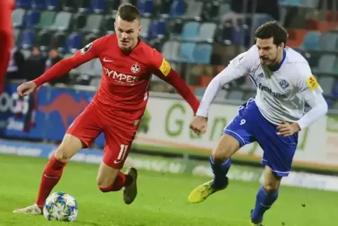 Gewann im Pokalspiel gegen die FCK-Profis fast jeden Zweikampf: David Becker (rechts), hier mit Florian Pick.