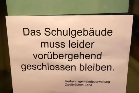 Das Grundschulgebäude in Contwig ist seit zwei Wochen gesperrt.