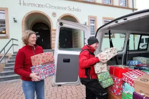 Beim Beladen des Fahrzeugs mit Weihnachtspäckchen: Waldsees Schulleiterin Nadine Wübbe und Stefan Schotthöfer.