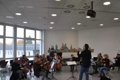 Probe in der Vogelgesang-Schule: das Speyerer Kammerorchester unter Matthias Metzger.