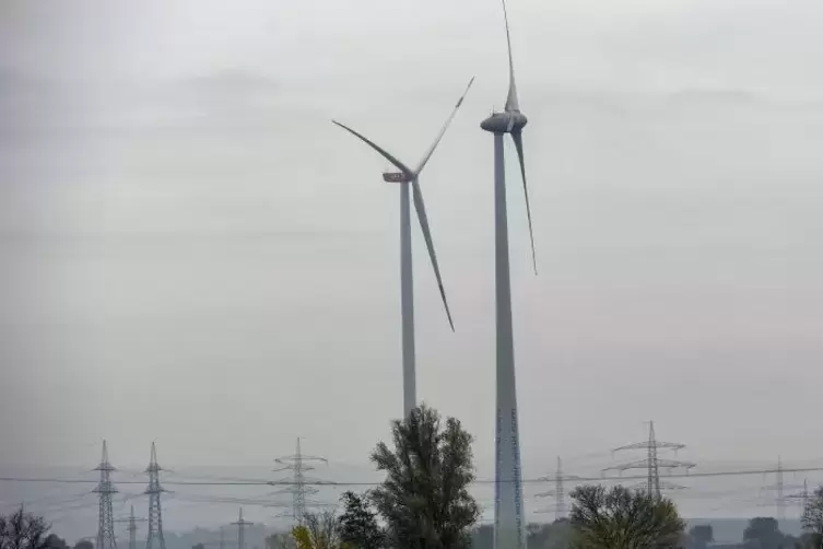In Lambsheim hat die Ingenieursgesellschaft Gaia zwei Windkraftanlagen bauen lassen. Die neue (links) geht demnächst in Betrieb.
