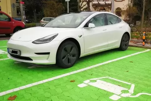 Die Elektroautos der Marke Tesla werden künftig wohl bei Berlin montiert. In Zweibrücken wird man sie nur beim Fahren und Laden 