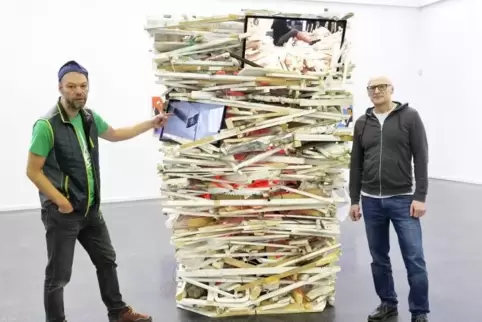 Konstantin Voit (links) und René Hüls neben „The Lighthouse“ aus Sperrmüll des Kollektivs The liveloveworkcollection.