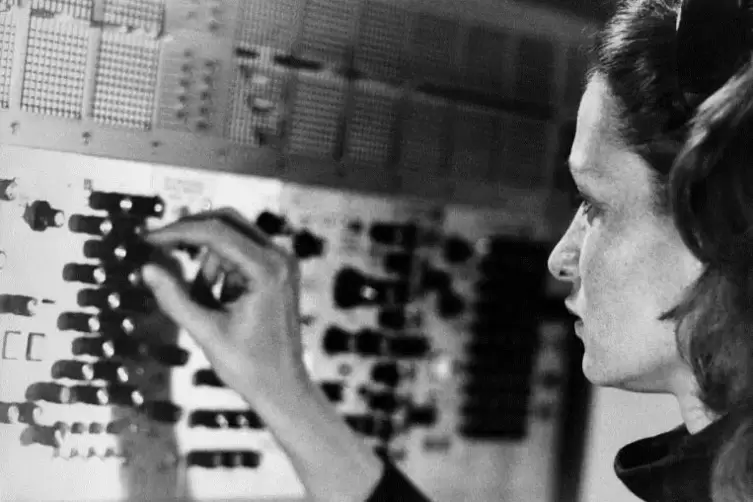 Éliane Radigue mit ihrem analogen Synthesizer ARP 2500 von 1970, der aussah wie eine Mischung aus Telefonzentrale, Reaktorsteuer