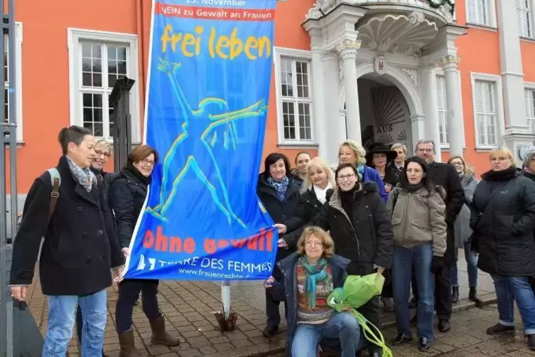 Flagge gezeigt: Die Aktion von „Terre des Femmes“ vor dem Speyerer Rathaus im Jahr 2017.
