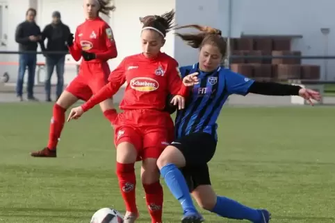 Speyers Zoe Barth (rechts) im Spiel gegen den 1. FC Köln.